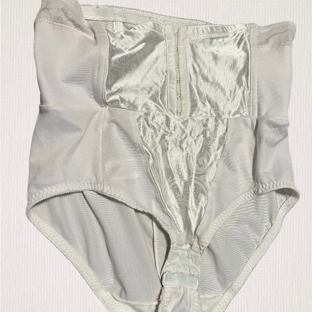 Cupid brand Shaper with hook closures